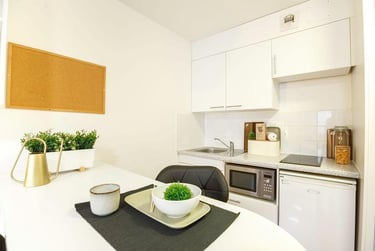 1 bed studio, Alexandra Road, Mutley, Plymouth, PL47EG - Image 1